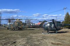 正門横に展示されている対戦車ヘリコプター（左）と観測ヘリコプター（右）