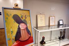 「リトルサーカス」のポスター原画や受賞した賞状が展示された同ホールのギャラリー