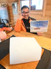 「南極の氷」で乾杯　サーフィンが縁、しらせ乗員が広尾の石塚さんに贈り物