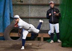 西川監督からトラックマンで取得したデータの説明を受けながら投球練習する澁谷純希投手（左）