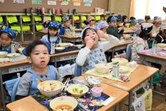 給食を楽しむ一年生（１５日午後０時１５分ごろ。帯広稲田小学校で。金野和彦撮影）