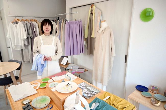 デザイナーの小野寺さん　芽室のまちなかで新店舗オープン　手仕事の商品並ぶ