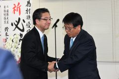 敗戦が決まり、選対事務所で米沢則寿帯広市長と握手を交わす村瀬氏（２１日午後９時１６分、須貝拓也撮影）