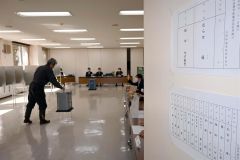 ２４年ぶりに投票が行われた広尾町長選（午前９時１５分、第一投票所）