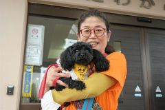 愛犬の「ララ」と共に北海道ボランティアドッグの会で会員として施設などに訪問して活動する丸山さん