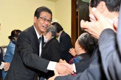 当選が決まり、支持者と握手を交わす田中氏（２１日、午後９時過ぎ。広尾町内の選挙事務所で。金野和彦撮影）