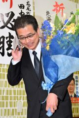 当選のお祝いの電話に対応する田中氏（２１日、午後９時１５分ごろ、広尾町内の選挙事務所で