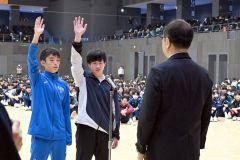 開会式で選手宣誓する（左から）柏葉高の佐藤さんと三条高の鈴木さん