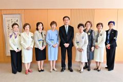 米沢市長（中央）を表敬訪問した上野ガバナー（左から４人目）と大会関係者