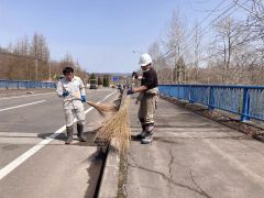 小川建設工業が足寄町芽登の市街地などで清掃奉仕 5