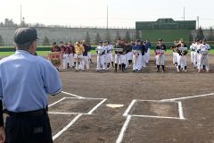 開会式に集まったリーグ参加チームら（２８日、幕別町運動公園野球場）