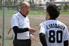 球場で選手と話す大原会長