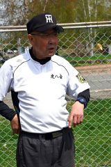 開幕戦を眺め「楽しそうで何より」と話す大原会長（２８日、幕別町依田球場）