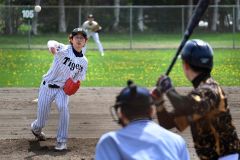 開幕戦で熱い戦いを繰り広げる各チーム（２８日、幕別町依田球場）