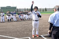 開会式で選手宣誓をする十勝神星会野球倶楽部の濵谷主将（２８日、幕別町運動公園野球場）