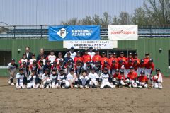 須永コーチ（最後列右）と市川コーチ（同２人目）を講師に招いた野球教室の参加児童ら