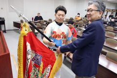 準優勝旗を返還する鶏の伊藤（左）と鈴木支部長