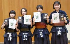 女子個人戦入賞者。右から優勝の上野花音、準優勝の宮野下愛、３位の杉山陽菜乃、同玉澤音々