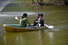 緑ヶ丘公園で貸しボートを楽しむ家族