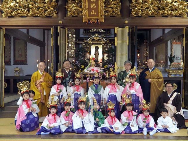 お稚児さんら賑やかに　豊頃の興慶寺で花まつり