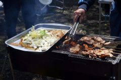 バーベキューで焼かれた肉や野菜（３日１１時２０分ごろ、緑ケ丘公園）