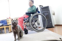高橋治療院のアイドル猫「地球（テラ）」ちゃん（２４歳）と高橋フミ子さん