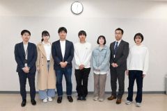 スポンサー契約を結んだ木原代表（中央）ら大学生と高津さん（左）、山中さん（左から３人目）、伊藤さん（右から２人目）