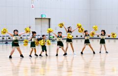 ハーフタイムで踊りを披露する標津町のダンススタジオの子どもたち（金野和彦撮影）