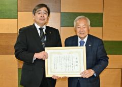 長澤学長（左）から感謝状を受け取った橋本会長