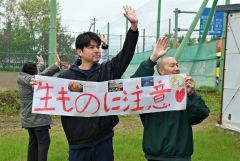 「生ものに注意」－。先生方も手を振りながら生徒を見送った（８日午前８時半ごろ、帯広第二中で。須貝拓也撮影）