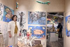 木工作品や張り子、絵画が並ぶギャラリーと堀代表