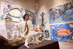 木工作品や張り子、絵画が並ぶギャラリーと堀代表