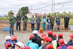 帯川西小で児童がナガイモの種植え（９日、金野和彦撮影）