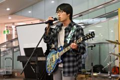 旧長崎屋帯広店で開かれた高校生バンドによるライブに出演したルネッツ。写真はボーカルの塚本竜生