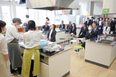 レンタルキッチンの調理台上部のモニターには調理台の手元を映すことができ、出席者はモニターで調理の様子を眺めた