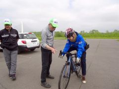 田中さんの説明を受け電動自転車を試乗する市民
