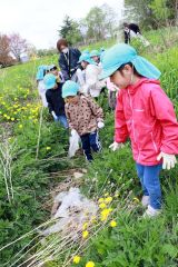 「大物」もあったよ　こども園園児がごみ拾い　大樹 3