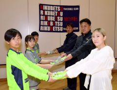 新ユニホームを受け取る陸別サッカー少年団の選手たち