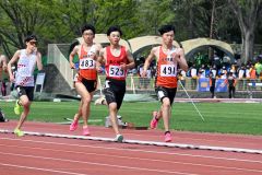 【男子８００メートル】スパートのタイミングをうかがう山田和生（右から２人目、帯柏葉高）