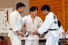 団体戦で優勝を決め、抱き合って喜ぶ帯広支部の（左から）山根哲平、宮尾雄太、田中柊馬