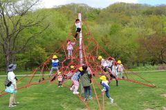 佐幌川公園に新遊具　園児ら歓声