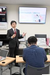 メディア向けにリサイクルエネルギー活用の意義や活用技術について説明する東海大学の山川智教授（左）