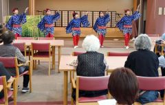 「秋田節」をＢＧＭに民舞を披露するかしわの会のメンバーら