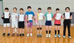 ５・６年生の上位入賞者。左から伊藤、桑水流、目黒、吉田、岡田、齋藤、赤坂、木村