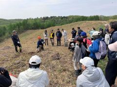 植樹方法を確認する参加者