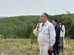 あいさつする安井町長