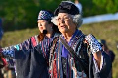 第６回十勝川サロルンリムセ（鶴の舞・伝統舞踊の共演）＝金野和彦撮影