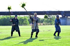 第６回十勝川サロルンリムセ（鶴の舞・伝統舞踊の共演）＝金野和彦撮影