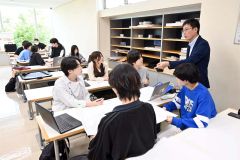 学生と意見交換する前田課長（右）