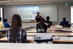 学生への期待を語る阿部町長